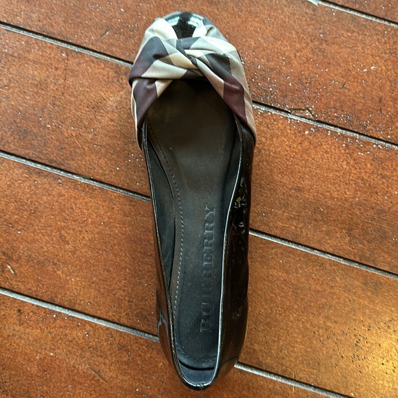 BURBERRY Patent Leather Flats. Size 36. Excellent condition! - Picture 3 of 15